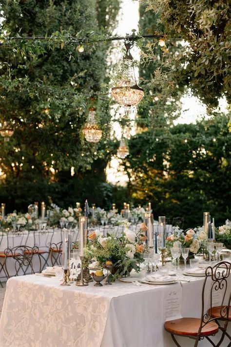 A Shakespeare-Inspired Wedding at La Foce in Tuscany, Italy Coastal Italian, Tuscany Italy Wedding, Tuscan Inspired Wedding, Italian Inspired Wedding, Tuscan Landscape, Lush Wedding, Tuscan Landscaping, Wedding Tableware, Amalfi Coast Wedding