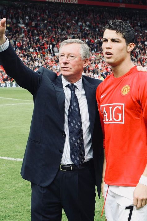 Ronaldo And Sir Alex Ferguson, Old Football Players, Oversize Denim Jacket, Manchester United Shirt, Baggy Jean Shorts, Manchester Derby, Cristiano Ronaldo Manchester, Manchester United Legends, Football Players Images