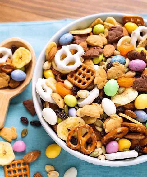 Easter Snack Recipes, Easter Trail Mix, Bunny Bait Recipe, Easter Kids Snacks, Easter Snack Mix, Simply Happy Foodie, Easter Snack, Easter Fun Food, Easter Foods