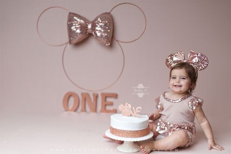 Minnie Mouse Pink Cake Smash, 1st Birthday Photoshoot Minnie Mouse, Minnie Mouse Smash Cake Photoshoot, Minnie Mouse Cake Smash Photography, Minnie Mouse First Birthday Photo Shoot, Minnie Mouse Photo Shoot Ideas, Disney Cake Smash, Minnie Mouse Cake Smash, Minnie Mouse Smash Cake