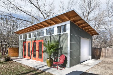 31 Shed and Garage Design Ideas That Look Great Backyard Artist Studio, Backyard Art Studio, Contemporary Sheds, Cool Sheds, Contemporary Garage, Skillion Roof, Shed Office, Custom Sheds, Modern Shed