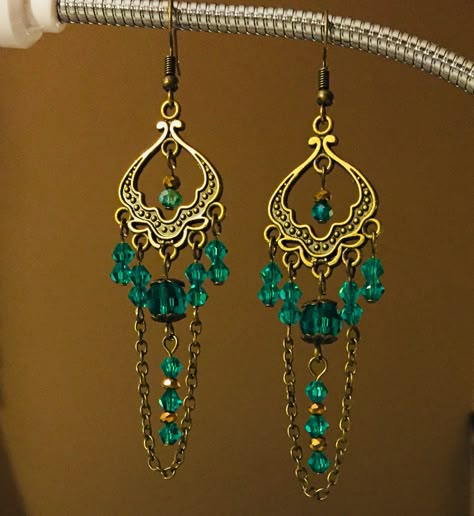 Bronzed chandelier earrings with emerald green crystals  #diyearrings #chandelierearrings Beaded Hoop Earrings Native American, Chandelier Earrings Diy, Beautiful Diamond Earrings, Earrings Native American, Jewerly Making, Jewelry Making Earrings, Love Jewelry, Earrings Inspiration, Beaded Hoop Earrings