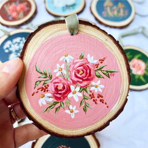 Round Wood Painting, Wood Chip Painting, Mdf Painting Ideas, Flowers On Wood Painting, Wood Slice Flowers, Paint On Wood Ideas, Painting Flowers On Wood, Small Wood Painting, Wooden Slices Painting Ideas