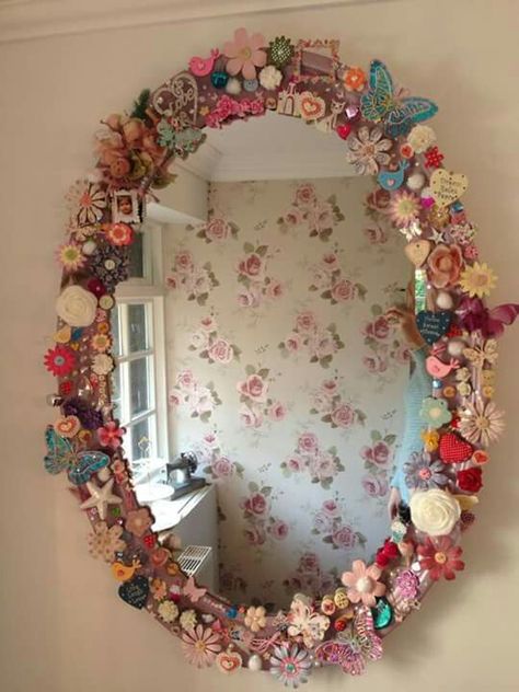 Decor Shelves, Old Jewelry Crafts, Beaded Mirror, Mirror Frame Diy, Mirror Makeover, Vintage Jewelry Ideas, Jewelry Frames, Vintage Jewelry Repurposed, Creative Interior