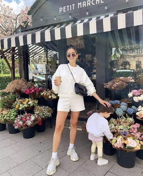 All white outfit simple outfit trendy fashion instagram fashion style outfits Spring Mom Outfits, Aesthetic On A Budget, Rich Mom Aesthetic, Mom Outfits Spring, Rich Mom, Mom Aesthetic, Aesthetic 2024, Moms Goals