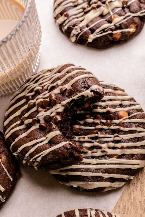 Baileys Glaze, Chocolate Caramel Cookies, Cookie Glaze, Cookies To Make, Baileys Recipes, Raw Cookie Dough, Boozy Desserts, Gourmet Cookies, Caramel Cookies