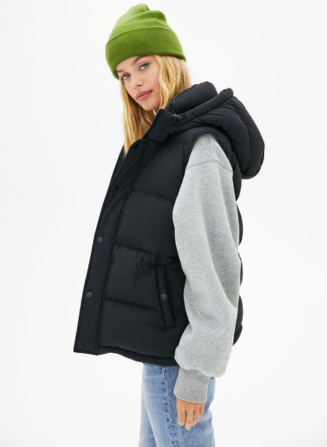 Puffer Vest Outfit Street Style, Puff Vest Outfit, Aritzia Puffer Jacket, Super Puff Vest, Puffer Outfit, Puffer Vest Fashion, Puffer Vest Outfit, Vest Outfits For Women, Puffer Jacket Style