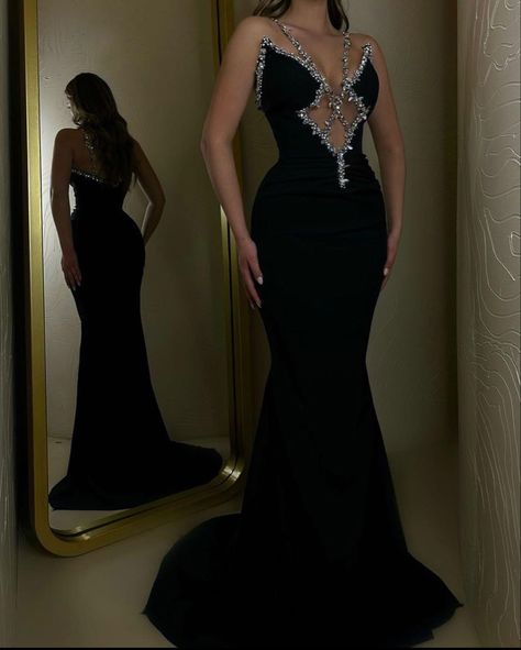 Dresses Fancy Gowns, Black Cocktail Dress Classy, Black And Gold Prom Dress, Classy Prom Dresses, Stunning Prom Dresses, Black Mermaid, Glamour Dress, Prom Dress Inspiration, Cute Prom Dresses