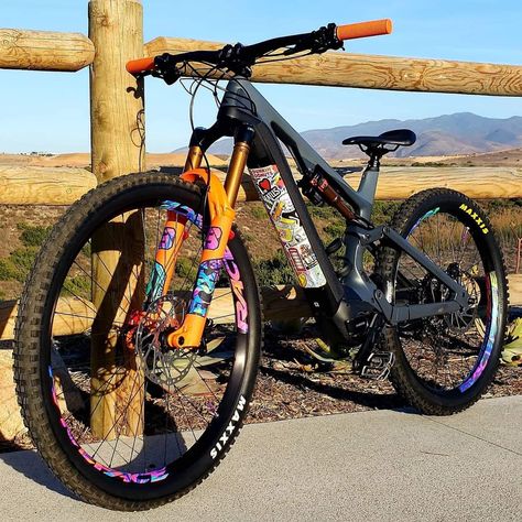 Custom Mtb, Mountain Bike Color Ideas, Mtb Bike Paint Ideas, Bmx Colores Ideas, Diy Electric Skateboard, Custom Electric Bike, Mtb Trails Building Ideas, Cross Country Bike Mtb, Mountain Biking Women