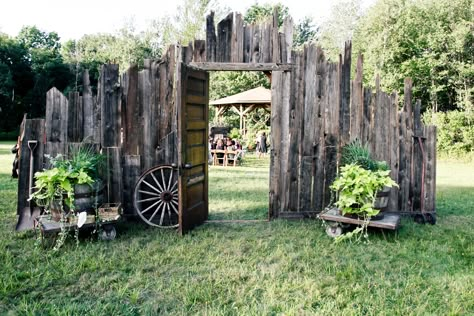 Barn Door Wedding, Elegant Entrance, Barn Wood Wall, Rustic Wedding Backdrops, Pallet Wedding, Wedding Entrance Decor, Elegant Weddings, Wedding Entrance, Wedding Scene