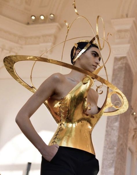 Schiaparelli Runway, Schiaparelli Spring 2023, Spring 2023 Couture, Paris Street Style Fall, 2022 Couture, 2023 Couture, Top Street Style, Collection Couture, Elsa Schiaparelli