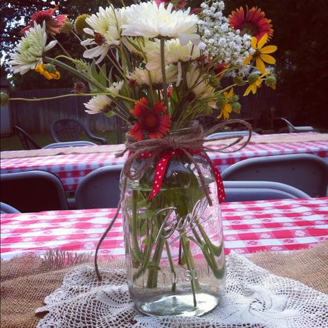 Mason jar and wild flowers. Put this together as party centerpieces on each table.❤❤ Barbecue Baby Shower, Bbq Baby Shower, Tiffany Baby Showers, Jar Flowers, Baby Q Shower, Baby Shower Bbq, Mason Jar Flowers, Baby Q, Shower Centerpieces