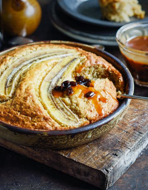 banana cake pudding with rum’n’raisin caramel sauce – Stuck in the kitchen Banana Cake Recipes, Raisin Sauce, Cake Pudding, Banana Cake Recipe, Fruit Photography, Baked Banana, British Food, Banana Cake, Fruit Snacks