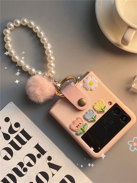 Flip Phone Aesthetic, Samsung Pink, Creative Iphone Case, Gadget Case, Handmade Phone Case, Z Flip 3, Pretty Phone Cases, Flip Phone Case, Cute Flowers