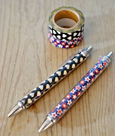 Decorated Pens, Homemade Notebook, Inexpensive Diy Gifts, Washi Tape Uses, Washi Tape Projects, Diy Washi Tape, Diy Collage, Custom Pen, Simple Notebook