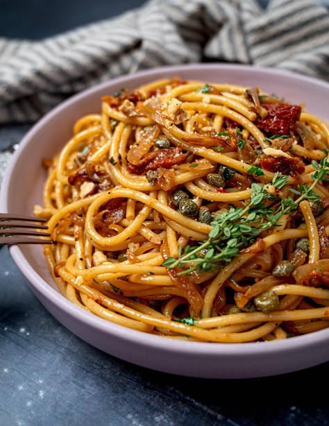 Pasta With Balsamic Vinegar, Balsamic Vinegar Pasta, Caramelized Onion Pasta, Pasta With Onions, Spaghetti Night, Balsamic Pasta, Pesto Pasta Bake, Onion Pasta, Garlic Pasta Sauce