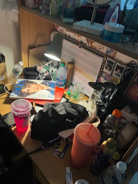 Messy Vibes Aesthetic, Messy Room With Books, Messy Desk Aesthetic Study, Organized Mess Aesthetic, Messy Aesthetic Girl, Messy Organized Room Aesthetic, Messy Student Aesthetic, Messy Teenage Girl Aesthetic, Messy School Aesthetic