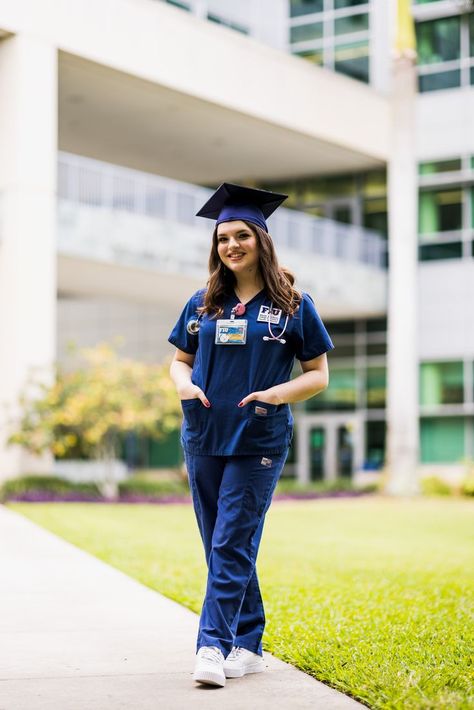 Cute Graduation Poses, Nursing School Outfit, Scrubs Aesthetic, Nursing School Aesthetic, Aesthetic Nursing, Nursing Photography, Nursing School Graduation Pictures, Medical Graduation, Nursing Pictures