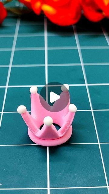 Fondant Crown Cake Topper, Fondant Crown, Easy Fondant, Crown Cake Topper, Making Fondant, Icing Design, Modelling Chocolate, Crown Cake, Fondant Cake Toppers