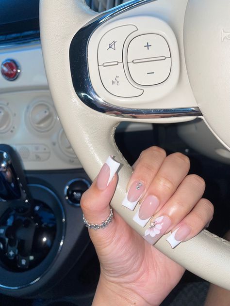 Acrylic French Tip Nails With Diamonds, White Nails Acrylic Medium, Latina White Nails, Acrylic Nails With Acrylic Flowers, Short Square French Nail Designs, Long Nails With Flowers, Flower For Nails, Short Nails With Acrylic Flowers, Buchifresa Nails Short