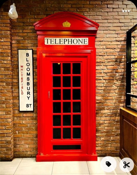 Phone Booth Door, British Telephone Booth, Teacher Door Decorations, London Phone Booth, British Decor, Red Phone Booth, Container Restaurant, Harry Potter Room Decor, Beer Wood