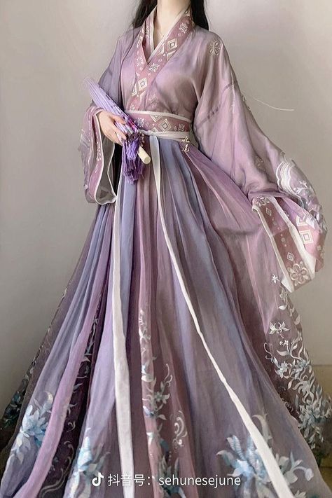 [The abandoned concubine | BL] Author Xiao_Huali Chapters in COO 1… #historicalfiction #Historical Fiction #amreading #books #wattpad Gaun Koktail, Gaun Abad Pertengahan, Traditional Asian Dress, Ancient Dress, Jiang Cheng, Chinese Style Dress, Traditional Chinese Dress, Old Fashion Dresses, Hanfu Dress