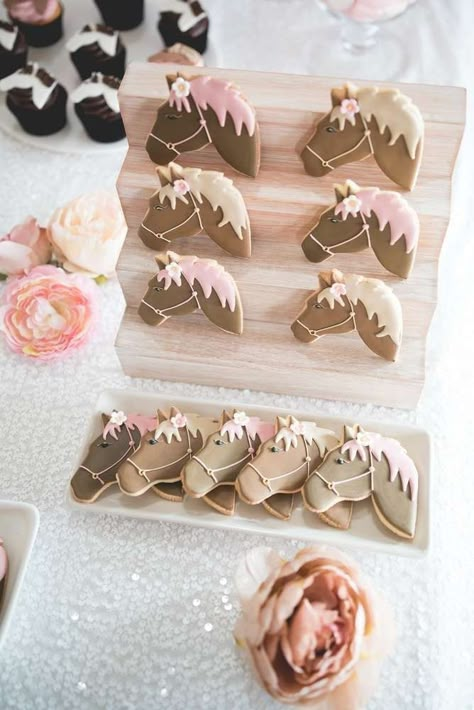 Horse Party Food, Horse Birthday Party Ideas, Girl Horse Birthday Party, Horse Theme Birthday Party, Spirit Birthday, Horse Themed Party, 4de Verjaardag, Horse Birthday Party, Rodeo Birthday Parties