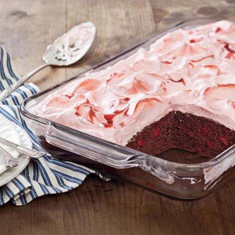 Blackberry Poke Cake, Cheerwine Recipes, Cake Blackberry, Coconut Poke Cake, Cherry And Chocolate, Banana Pudding Poke Cake, Pudding Poke Cake, Cake Coconut, Chocolate Poke Cake