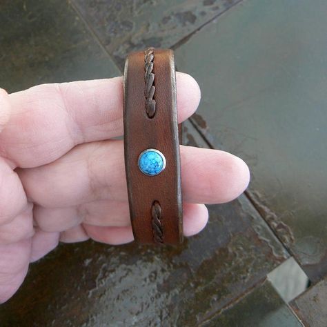 Leather Jewelry Making, Jewelry Editorial, Leather Jewellery, Leather Diy Crafts, Leather Cuff Bracelet, Native American Style, Leather Carving, Jewellery Inspiration, Turquoise Leather