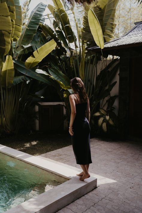 Woman portrait photo shooting in the pool | summer villa photo ideas Tulum Photoshoot Ideas, Villa Photoshoot Ideas, Airbnb Photoshoot Ideas, Resort Photoshoot Ideas, Poolside Photoshoot Ideas, Villa Photoshoot, Swimming Pool Aesthetic, Summer Villa, Pool Shoot