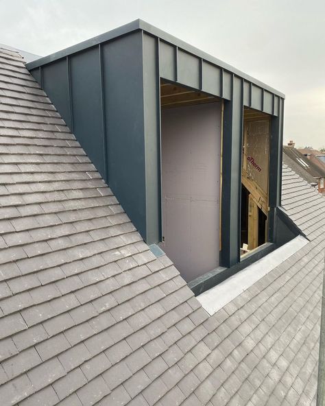 Locklineroofing Ltd on Instagram: “Prefa anthracite looks cool with the sash windows 🔲 @metalsolutions @prefaeurope . . .…” Roof Windows Ideas, Mansard Roof Modern, Loft Conversion Roof, Dormer Loft Conversion, Loft Windows, Dormer Roof, Dormer Window, Roof Windows, Apex Roof