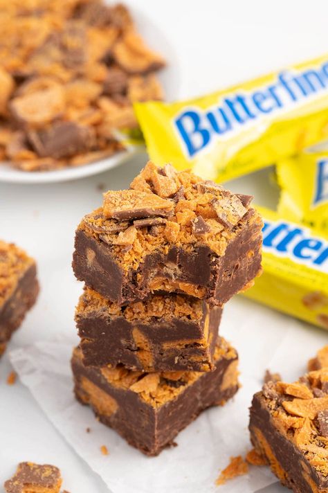 Butterfinger Fudge stacked on the table. Butterfinger Fudge, Butterfinger Fudge Recipe, Baked Hot Dogs, Slow Cooker Stew Recipes, Bake Sale Recipes, Fudge Recipes Easy, Candy Recipes Homemade, Bakery Desserts, Easy Cookie Recipes