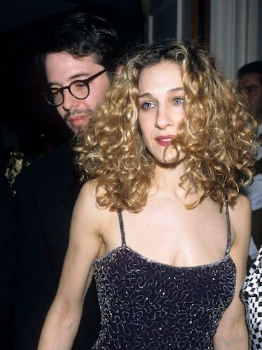 Carrie Bradshaw Hair, 90s Makeup Look, Pin Straight Hair, Texturizer On Natural Hair, Curly Hair Inspiration, Sarah Jessica, Julia Roberts, Sarah Jessica Parker, Carrie Bradshaw