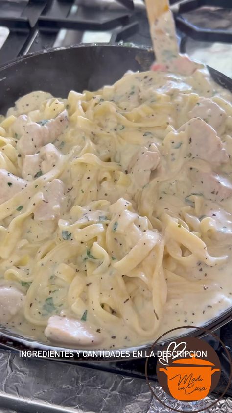 ✨ PASTA ALFREDO CON POLLO A MI ESTILO✨Tremenda receta para hacer hoy! RINDE 3 PORCIONES🌟 500 grs de fideos fettuccini🌟 2 pechugas de pollo en cubos🌟 1 cucharada del manteca 🌟 3 dientes de ajo picados 🌟 500 cc crema de leche 🌟 Sal y pimienta 🌟 albahaca a gusto🌟 100 grs de muzzarella 🌟 50 grs de queso rallado🌟 perejil picado #pastaalfredo #salsaalfredo #pastaalfredoconpollo #pastaalfredo #madeincasa #madeincasa | Made In Casa | Kauai45 & Sweet Cocoa · Just The Two of Us Pasta Alfredo Con Pollo, Fetuchini Alfredo, Pasta Alfredo, Just The Two Of Us, Alfredo Pasta, Alfredo, The Two, Cocoa, Pasta