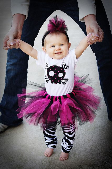 punk rocker bebe! <3 This campaign is Help for Jaden. For more info, please visit this link: http://www.gofundme.com/help-for-jaden Punk Baby, Goth Baby, Looks Jeans, Rock Outfit, Rock Baby, Baby Tutu, 1st Birthday Outfits, Birthday Tutu, Punk Outfits