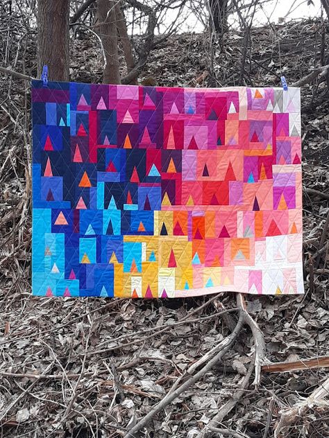 Mountain High, Valley Low - The improv triangle QAL Improv Quilting, Quilt Modernen, Modern Quilting, Crochet Quilt, Tree Quilt, Triangle Quilt, Quilt Guild, Contemporary Quilts, An Exercise