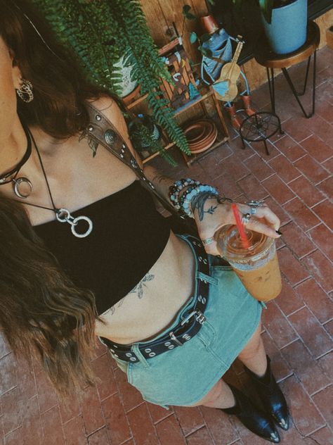 Hippy Going Out Outfits, Grunge Vacation Outfits, Summer Alt Fashion, Grunge Beach Outfit Summer, Beachy Grunge Outfits, Grunge Beach Outfit, Alt Beachy Outfits, Nature Outfits, Modern Hippie Style