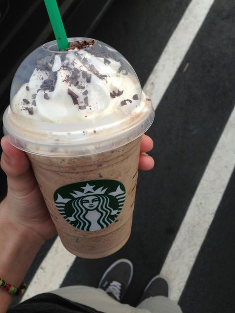 starbucks ♥♥ | via Tumblr Kawa Starbucks, Minuman Starbucks, Café Starbucks, Starbucks Coffee Drinks, Starbucks Drink, Starbucks Secret Menu, Starbucks Drinks Recipes, Milk Shakes, Starbucks Recipes