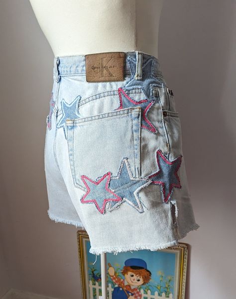 Reworked Patchwork Star Shorts by Sensible Slacks. These vintage cutoff denim shorts are repaired and reworked with handmade star patches. #upcycledfashion #reworkeddenim #patchworkdenim Diy Denim Shorts, Denim Stars, Patchwork Star, Reworked Jeans, Reworked Clothes, Reworked Clothing, Star Shorts, Reworked Denim, Patchwork Clothes