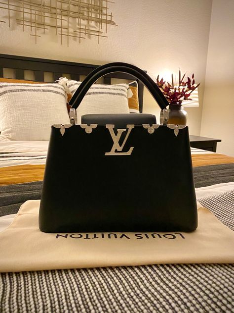 Sac Louis Vuitton, Expensive Bag, My Style Bags, Trendy Purses, Sketch Portrait, Luxury Bags Collection, Ladies Bag, Hot Bags, Girly Bags