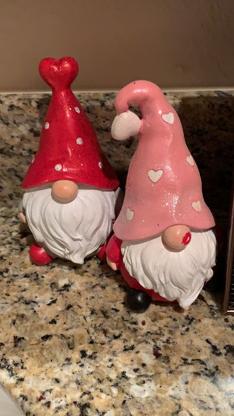 Gnome Pottery Ideas, Ceramic Nomes, Gnome Clay Ideas, Ceramic Gnomes, Clay Pottery Knomes, Gnomes Pottery, Gnome Ceramic, Pottery Gnomes Ceramics, Painted Gnomes Ceramics