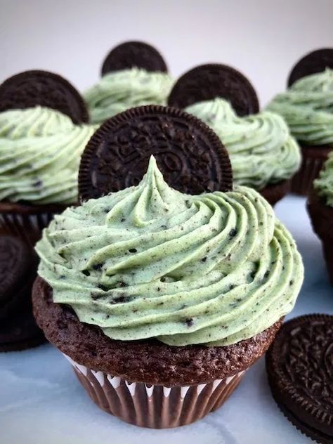 Banana Cream Pie Cake, Chocolate Oreo Cupcakes, Mint Chocolate Cupcakes, Mint Frosting, Cookie And Cream Cupcakes, Oreo Frosting, Mint Desserts, Chocolate Chip Brownies, Mint Oreo