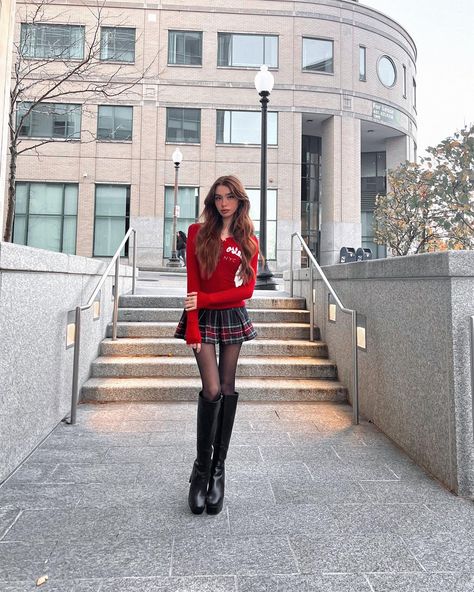 Red Plaid Skirt Outfit, Mini Skirt Aesthetic, Bella Lombardi, Winter Outfit Aesthetic, Preppy Chic Outfits, 2024 Fits, Tartan Mini Skirt, Skirt Aesthetic, Simple Casual Outfits