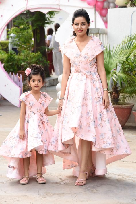 Twinning Outfits Mother Daughters Gown, Mom Daughter Birthday Outfits, Mom And Daughter Dresses Indian Gown, Mother And Daughter Dress Ideas, Mom Daughter Matching Dresses Indian, Birthday Party Dress For Mom, Mother And Daughter Combo Dress, Kids Long Frocks Design, Mom And Daughter Dresses Indian