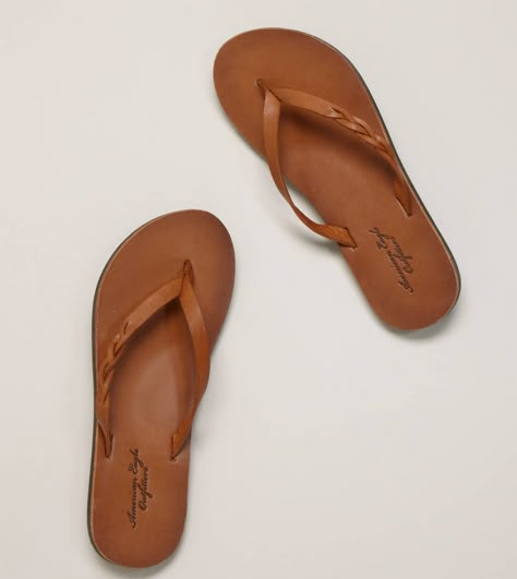 Esas sandalias es muy bonita. Kolhapuri Chappals, Sandal Kulit, Best Flip Flops, Brown Flip Flops, Comfy Sandals, Handmade Sandals, Leather Flip Flops, Boracay, Leather Sandals Women