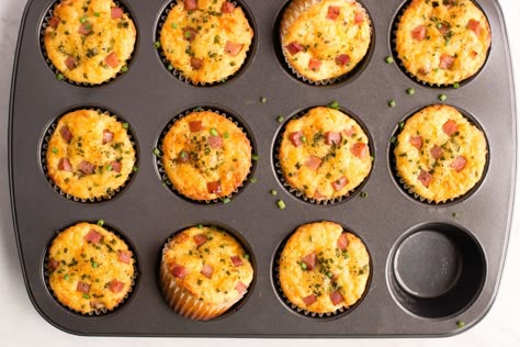 Transform your favorite sandwich into a savory muffin and suddenly your lunch routine is instantly more exciting. Homemade Lunch, Classic Sandwich, Cold Lunches, Savory Muffins, Make Ahead Lunches, Easy Lunch Recipes, Work Lunch, Muffin Tin, School Time