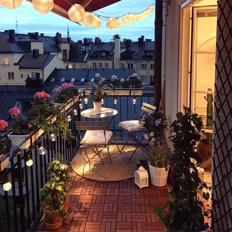 Klein Balkon Decor, Outdoor Furniture Inspiration, Bistro Patio, Design Per Patio, Boho Apartment, Outdoor Christmas Diy, Small Patio Decor, Balkon Decor, Balcony Design Ideas