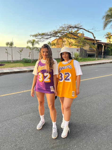 Basketball Costume Womens, Summer Jersey Outfit, 90s Basketball Jersey Outfit, Jersey Rave Outfit, How To Style A Basketball Jersey Women, Basketball Jersey Outfit Women Fashion, Lakers Game Outfit, Jersey Festival Outfit, Jersey Outfit Basketball