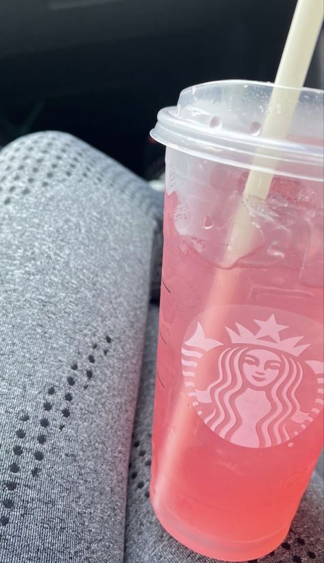 Cold Starbucks Drinks, Iced Starbucks Drinks, Strawberry Acai, Starbucks Menu, How To Order Starbucks, Starbucks Lovers, Smoothie Drink Recipes, Infused Water Recipes, Starbucks Drink