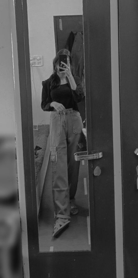 Real Mirror Selfie Hide Face, Girls Photoshoots Hide Face, Fake Mirror Selfie Snap, Mirror Pic Snap, Girls Mirror Snaps, Mirror Selfie Snap, Hidden Face Mirror Selfie, Hidden Face Aesthetic, Mirror Snap